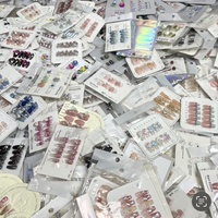 Styles aléatoires, designs personnalisés faits à la main pour ongles, faux ongles à presser avec boîte de présentation en acrylique, vente de liquidation à durée limitée