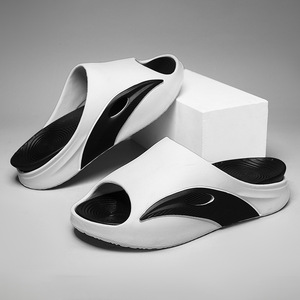 Sandalias casuales antideslizantes de suela gruesa en negro y naranja para hombre, para la playa. - Product Image 4