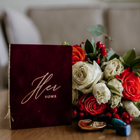 Ensemble de carnets de vœux de mariage en daim nude pour lui et elle, avec calligraphie cursive dorée, livrets de vœux minimalistes neutres, invitations de mariage