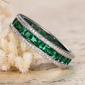 Anello dal Design Elegante di Colore Verde, Stile Serale, Anello da Dito per Donne - Product Image 1
