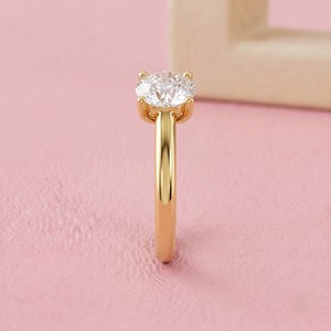 Bague de fiançailles solitaire en diamant taille ovale avec alliance en or massif style cathédrale pour bijoux de mariée modernes - Product Image 2