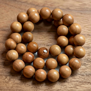 Riddhi Siddhi - Mala Original de Madera de Sándalo de Mysore, 108 Cuentas, Color Marrón Dorado Oscuro Natural, Ecológico, Fragancia Amaderada Dulce, Caja 50++ - Product Image 1