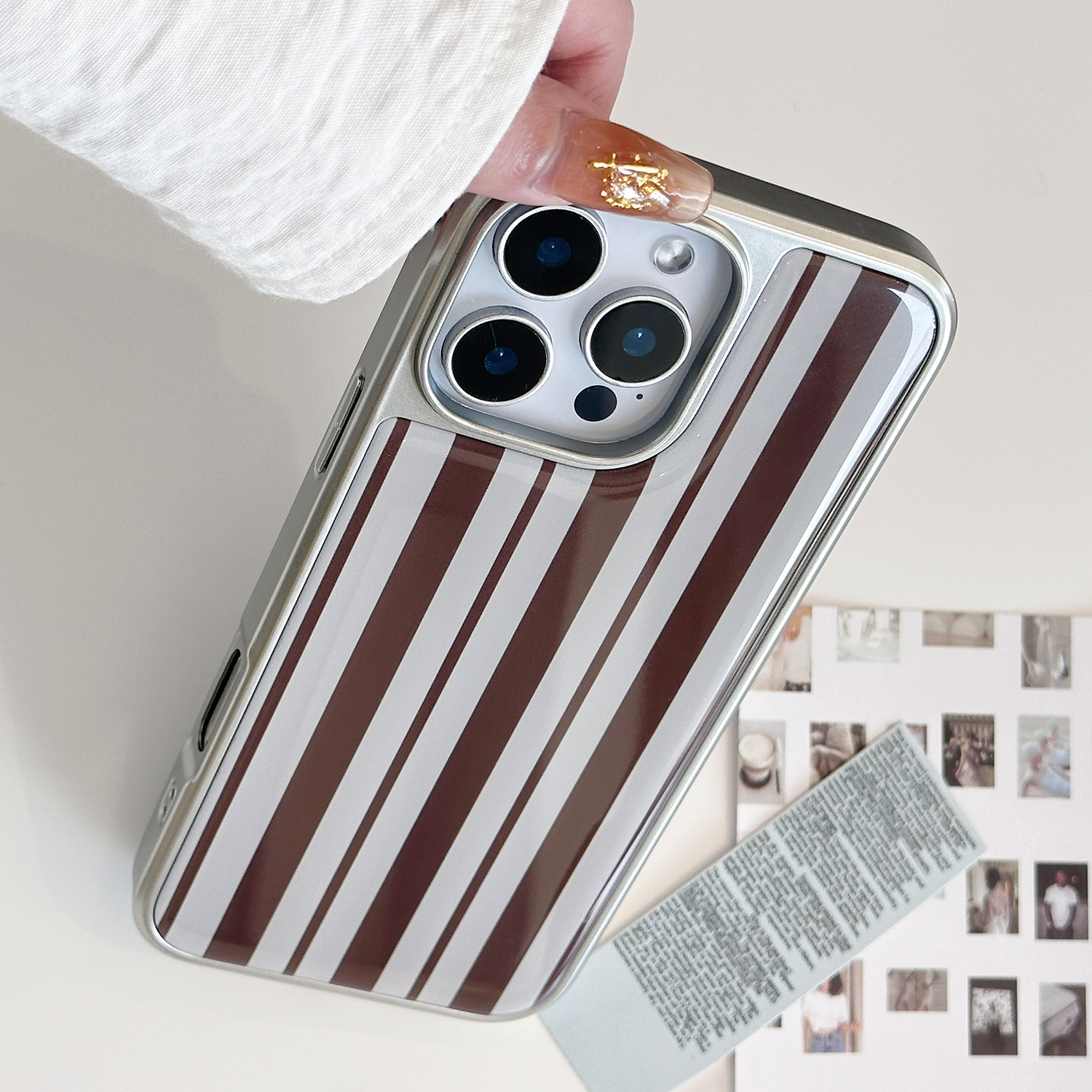 Silver-edged gray-brown vertical stripes