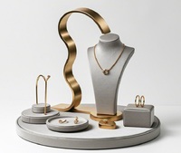 Ensemble de présentoirs à bijoux modernes, durables, de haute qualité et luxueux, en velours gris et métal doré, pour les boutiques de détail, les centres commerciaux et les vitrines.