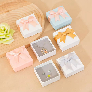 Boîtes d'emballage pour bijoux en carton personnalisées avec couvercle et nœud, logo personnalisé, design moderne, forme carrée - Product Image 1