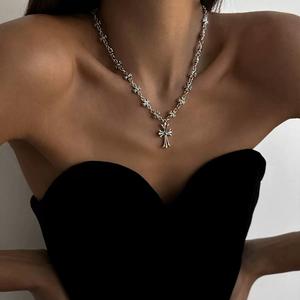 Collar con Cruz, Accesorio de Joyería para Mujer con un Toque de Lujo, Aleación para Otoño e Invierno, Cadena para Suéter. - Product Image 2