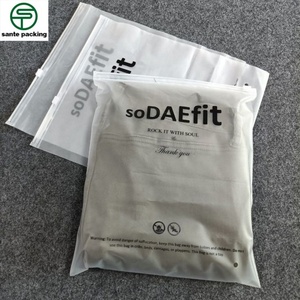 Sacs en plastique à fermeture éclair pour vêtements en gros avec impression en gravure, finition mate, logo personnalisé pour l'emballage de chaussettes, chaussures et fourrures - Product Image 3