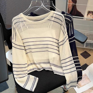 Ensemble pull en tricot fin rayé pour femmes, haut d'été deux pièces en polyester noir et blanc ZY51 - Product Image 1