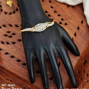 Hermoso AD Full Stone Two Tone Polish Kada Elegante Party Wear Bangle para mujeres Perfecto para bodas Festivales y ocasiones - Product Image 1