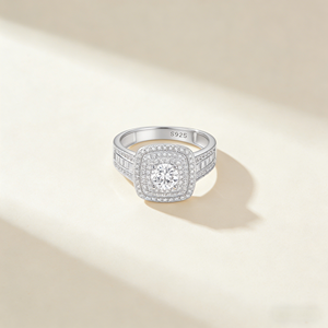 Anillo de Compromiso Clásico de Plata de Ley 925 con Corte Brillante Redondo y Engaste de Circonitas Cúbicas, Joyería para Mujer, Estilo Geométrico, Bañado en Rodio - Product Image 1