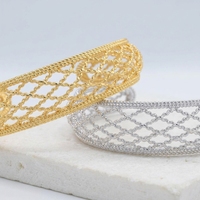 Parure de bijoux tendance en maille géométrique tressée plaquée or 18 carats, 3 pièces : bracelet manchette ajouré, boucles d'oreilles clous et bague pour femme, cadeau idéal pour les fêtes