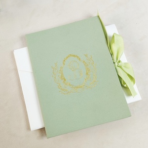 Invitación de Boda en Color Verde Salvia con Impresión Vainilla, Logotipo Personalizado, Cierre con Cinta de Raso Dorada, Tarjeta de Felicitación en Papel Artístico - Product Image 3