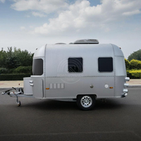 Remolque de Viaje RV de Aluminio Puro Moderno de Primera Calidad, Caravana Todoterreno Resistente 4x4, Remolcable, con Baño, Ducha y Paneles Solares de 150W