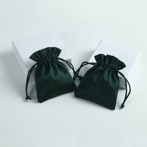Sacchetto di Lusso 7x9cm in Pelle Scamosciata Verde Scuro, Leggero e Morbido, di Alta Qualità, per Esposizione Gioielli e Confezione Regalo con Cordoncino - Product Image 3