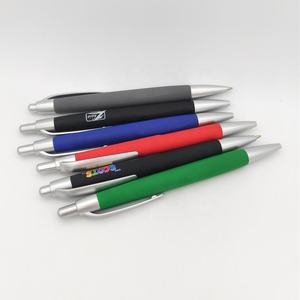 Bolígrafo de plástico personalizado para publicidad promocional, logotipo con revestimiento de goma eco retráctil, bolígrafo de plástico muy popular para hotel - Product Image 2