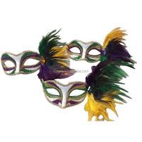 Masque pour les yeux de carnaval avec plume et fleur