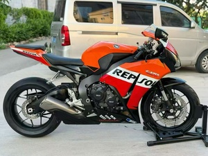 用于 CBR1000RR 汽油运动摩托车 1000cc 直列四缸水冷赛车摩托车，状态良好，适合公路骑行 - Product Image 3