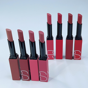 Rouge à lèvres mat de luxe de marque en gros, maquillage longue tenue, couleur intense, anti-transfert, résistant aux bavures et aux baisers - Product Image 1