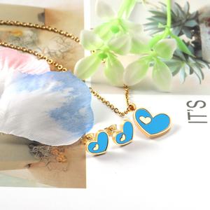 Ensemble de bijoux en forme de cœur coloré plaqué or 18 carats PVD, en acier inoxydable, avec boucles d'oreilles et collier pour couple - Product Image 3