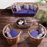 Modernes Outdoor-Balkon-Sofa garnitur im Landhausstil mit kleinem Tisch und Rattan stühlen für Gartenmöbel im Villa Studio Courtyard