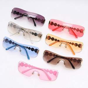 Vente en gros de lunettes de soleil vintage Y2K personnalisées avec logo, sans monture, à verres monobloc, pour femmes - Product Image 5