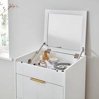 Commode élégante en bois blanc avec miroir relevable et tiroirs à façades sculptées pour chambre à coucher