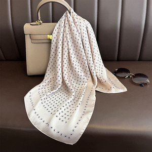 All'ingrosso da <span class=keywords><strong>donna</strong></span> a pois rosso stampato in seta imitazione piccole sciarpe quadrate 70*70cm foulard per capelli da <span class=keywords><strong>donna</strong></span> - Product Image 2