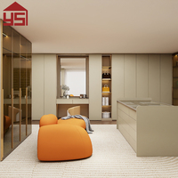 Vestiaire moderne et élégant pour villa, sur mesure, avec porte en verre élégante, armoire en bois du sol au plafond avec éclairage LED