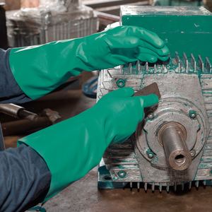 Premium 13mil Grueso Sin forro Reutilizable Manga larga Caucho de nitrilo verde Guantes protectores industriales resistentes a productos químicos Anti-Aceite - Product Image 5