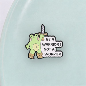 Broche émaillée Guerrier Grenouille avec texte de jeu de mots motivant et épée pour la décoration de sac à dos - Product Image 3