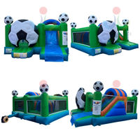 Château gonflable de football avec toboggan et aire de saut pour la location événementielle sportive