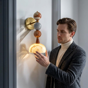 Aplique de pared moderno de latón con pantalla de mármol, diseño geométrico, estilo moderno de mediados de siglo, lámpara de interior para entrada y decoración del hogar - Product Image 1