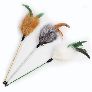 Bâtonnet interactif rétractable en <span class=keywords><strong>bois</strong></span> couleur ivoire pour animaux de compagnie, jouet amusant avec plumes de poulet pour jeu d'intérieur - Product Image 1