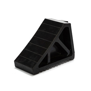 Tope de Rueda de Goma BP31 de 18 cm, Negro, Antideslizante para Estacionamiento - Product Image 1