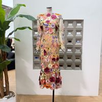 Nouvelle robe élégante en dentelle brodée à manches longues, coupe ajustée, avec fesses enveloppées et robe à queue de poisson