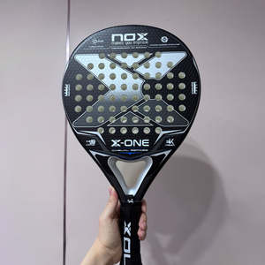 Raquette de <span class=keywords><strong>padel</strong></span> <span class=keywords><strong>NOX</strong></span> Luxury Series, design en forme de larme, aérodynamique, technologie de poignée personnalisée, carbone aluminisé 18K, noyau en EVA noir MLD. - Product Image 2