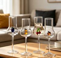 Schattig mini fruit in een glazen beker met hoge steel, uniek bolvormig glazen wijnglas voor café, bar, bruiloft, zakelijke souvenir.