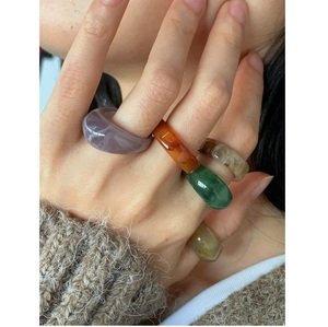 Bague en résine transparente de qualité supérieure avec finition sans bulles, légère et solide à porter, parfaite pour les tenues assorties au quotidien - Product Image 4