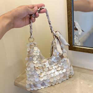 Pochette de soirée élégante en acrylique tissé, ornée de perles et de sequins, confectionnée à la main, design de niche français, en polycoton - Product Image 1
