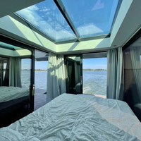 Maison flottante côtière durable, coque en aluminium soudée, pièces isolées, panneaux solaires, aménagement personnalisé, OEM, bateau-maison de 38 pieds