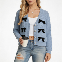Cardigan court en maille tricotée nid d'abeille bleu clair avec nœud en velours noir et boutons perlés pour femme