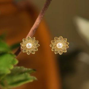 Pendientes de Moda con Perlas y Diseño Floral en Acero Inoxidable 316L Chapado en Oro - Product Image 3