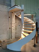 CBMMart Escalier d'intérieur en bois de chêne massif haut de gamme personnalisé 2024 Escalier en bois massif rotatif en métal Petit escalier en colimaçon