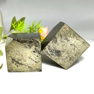 Vente en gros de pierres de cristal naturelles sculptées en forme de cube, style bohème, pour la décoration de la maison et les cadeaux - Product Image 1