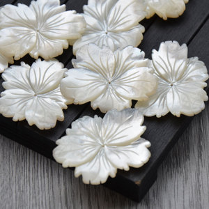Pendentif fleur en nacre blanche naturelle, 40-42mm, breloque sculptée à cinq pétales pour accessoires de boucles d'oreilles DIY - Product Image 3