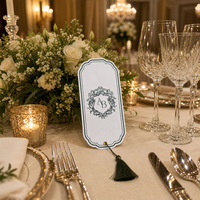 Carte de table de mariage élégante et personnalisée avec monogramme et pompon décoratif
