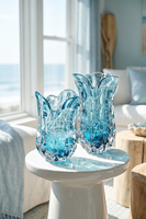 Vase à fleurs bleu marine soufflé à la bouche, style opulence méditerranéenne, avec ridus sculptés et bord ondulé, pièce maîtresse artistique pour la décoration de villa