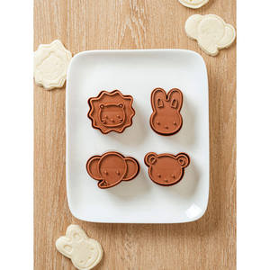 Juego de cortadores de galletas de plástico con forma personalizable de amigos de animales, herramientas de galletas para hornear y estampar creativos - Product Image 1