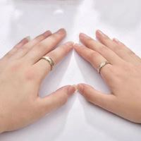 Nuevo anillo de compromiso de acero inoxidable chapado en oro de moda, anillo de pareja de boda con patrón de onda dorada para mujeres y hombres