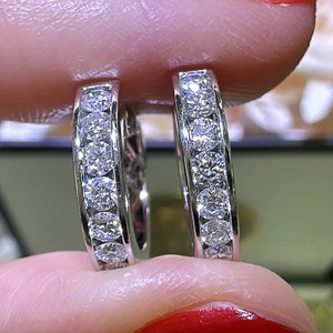 Orecchini E4391 in Oro Bianco con Diamanti Taglio Brillante Rotondo Colore G Diamanti Naturali Stile Classico Unisex per Uso Quotidiano - Product Image 3